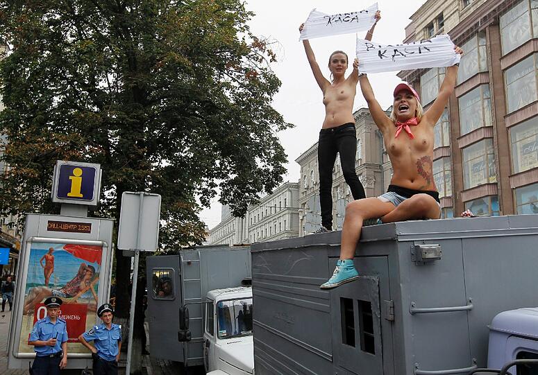 Hier protestierten sie publikumswirksam auf dem Dach eines Polizei-Fahrzeuges gegen die Inhaftierung von Ex-Regierungschefin Julia Timoschenko.