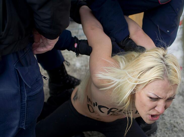 Nacktprotest in Davos: Ukrainerinnen demonstrieren barbusig am Zaun vor dem Weltwirtschaftsforum. Die Polizei greift ein - die Bilder.