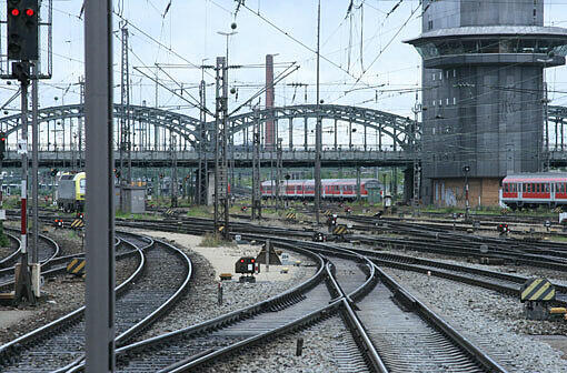 Die Bahngleisen an der Hackerbücke wollten zwei Buben zu Fuß überqueren. Die Polizei konnte gerade noch eingreifen.