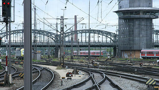 Die Bahngleisen an der Hackerbücke wollten zwei Buben zu Fuß überqueren. Die Polizei konnte gerade noch eingreifen. Die Bahngleisen an der Hackerbücke wollten zwei Buben zu Fuß überqueren. Die Polizei konnte gerade noch eingreifen.
