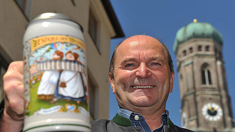 Sepp Krätz darf vorerst das Andechser am Dom weiterführen. Bis das Gericht über siene Klage gegen den Entzug der Gaststättenerlaubnis entschieden hat.