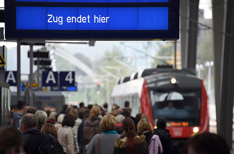 Die von der Lokführer-Gewerkschaft GDL ausgerufene Streikpause im Tarifkonflikt mit der Bahn läuft Sonntagnacht aus.