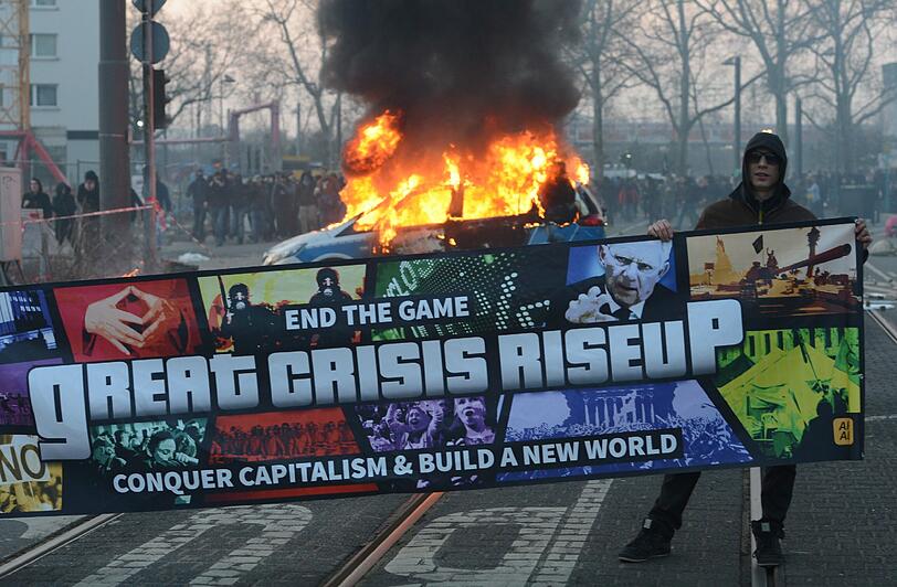 Der Protesttag der kapitalismuskritischen Blockupy-Bewegung hat in Frankfurt mit einer Welle der Gewalt begonnen