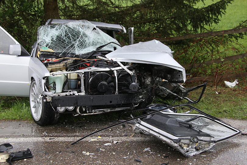 Mit voller Wucht krachten der Mercedes und der VW-Kastenwagen zusammen. Mindestens eine Person wurde bei dem Unfall schwer verletzt.