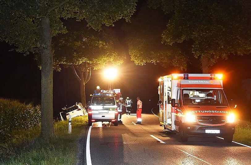 DEr Golf kam von links von der Fahrbahn ab und prallte gegen einen Baum.