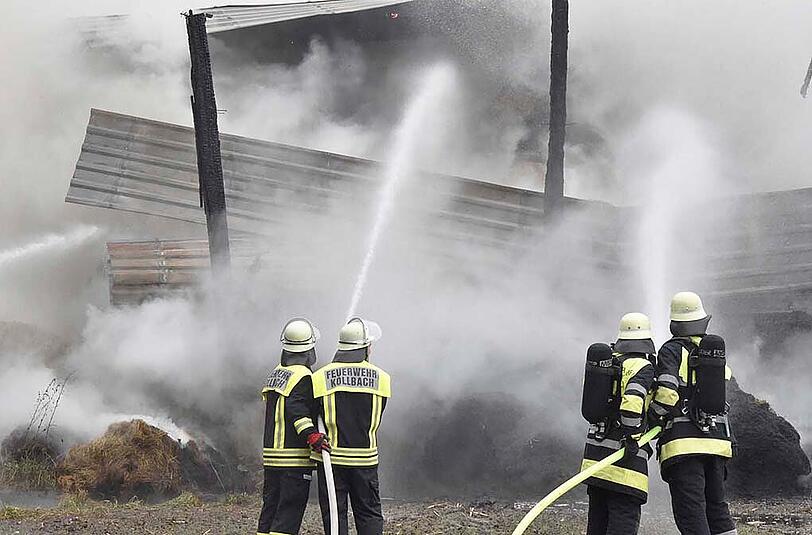 Der Feuerwehreinsatz in Weichs dauerte mehrere Stunden lang an. Eine Lagerhalle mit Strohballen brannte beinahe komplett ab. Die Bilder.