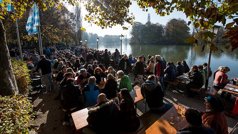Rauchen im Biergarten: Das finden die meisten Bayern in Ordnung.