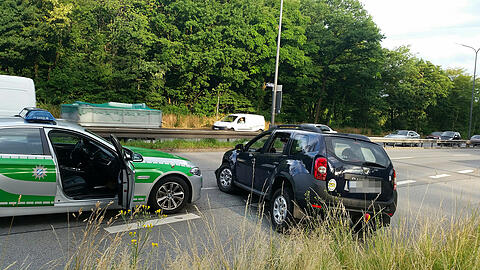 Der Fahrer ging auf die Beamten los, zuvor hatte er ein Polizeiauto gerammt.