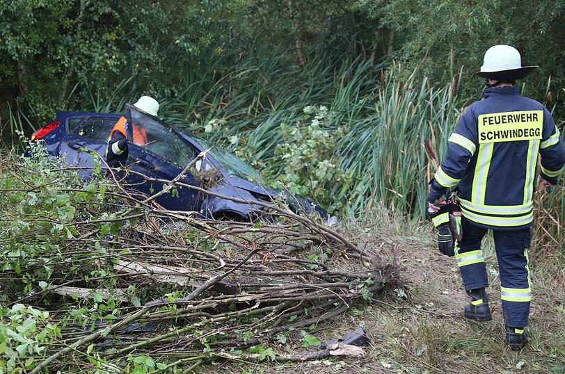 Bei einem Unfall bei Schwindegg hat sich eine Fahranfängerin mehrmals überschlagen.