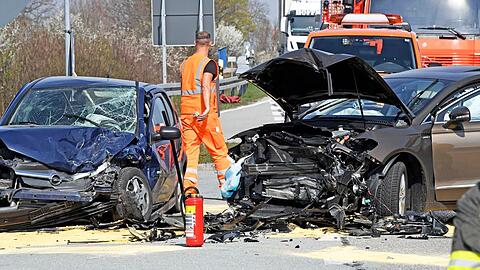 Am Dienstagvormittag ist es zu einem heftigen Unfall auf der B 741 gekommen. Beide Fahrzeuge wurden dabei schwerst beschädigt, die Fahrzeuginsassen kamen glimpflich davon.
