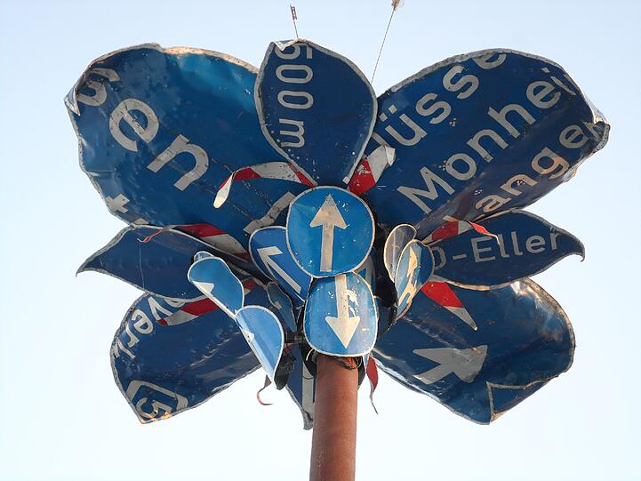 Fast schon ein Tollwood-Symbol: Das Kunstwerk aus Verkehrszeichen und -schildern.