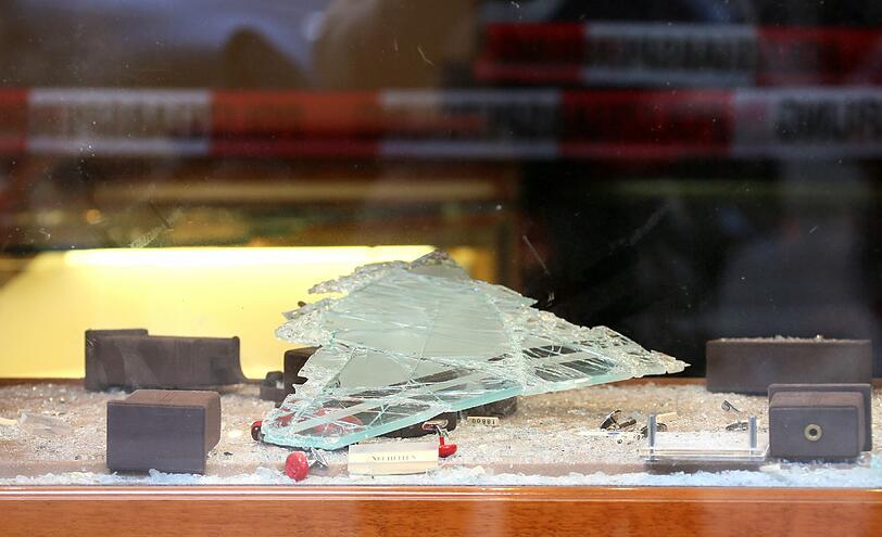 Brutaler Überfall auf Chopard-Filiale: So schlimm sieht es in dem Juwelier in der Maximilianstraße aus.