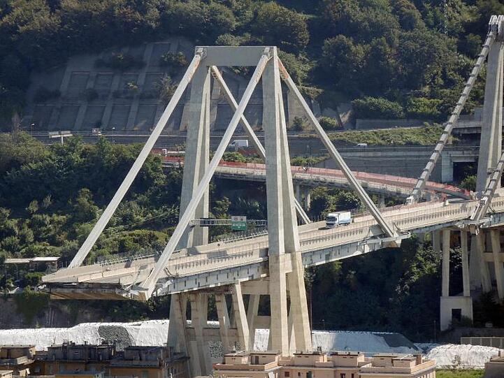 Blick auf Überreste der Morandi-Brücke in Genua.