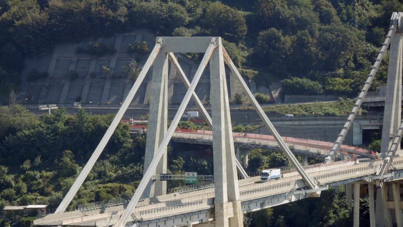 Blick auf Überreste der Morandi-Brücke in Genua. Blick auf Überreste der Morandi-Brücke in Genua.