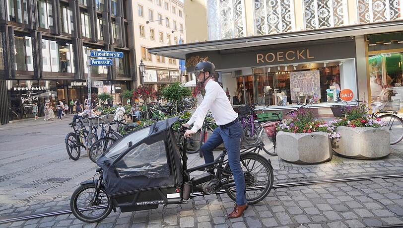 Verbotene Route: In der Perusastraße wird Radler Florian R. vom kommunalen Außendienst angehalten und bekommt ein Bußgeld aufgebrummt. Er findet das unverhältnismäßig.