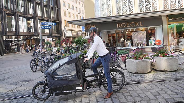 Verbotene Route: In der Perusastraße wird Radler Florian R. vom kommunalen Außendienst angehalten und bekommt ein Bußgeld aufgebrummt. Er findet das unverhältnismäßig.