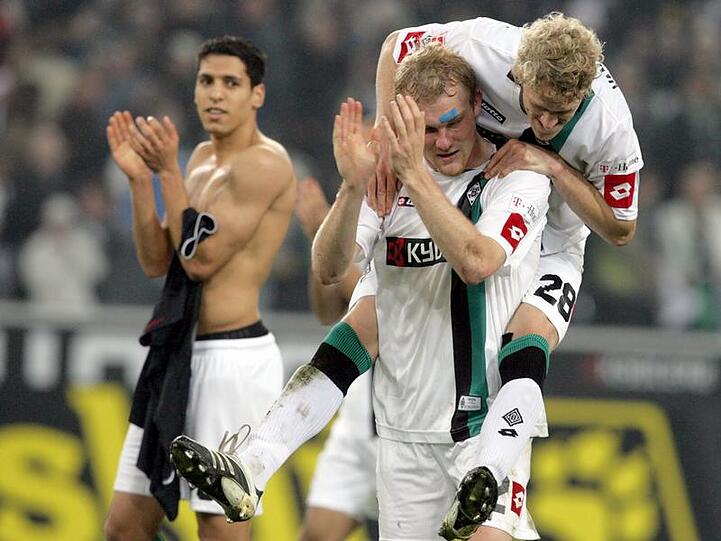 Die Gladbacher Spieler feiern den überraschenden Punktgewinn gegen Bayern München.