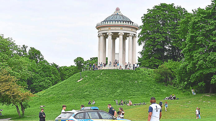 Polizisten bei einer Kontrolle im vergangenen Sommer im Englischen Garten unterhalb des Monopteros.