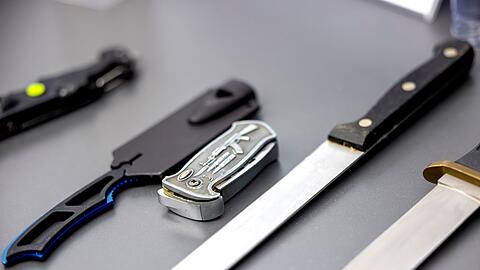 In Berlin soll ein 13-jähriger Schüler einen anderen Jungen mit einem Messer lebensgefährlich verletzt haben.