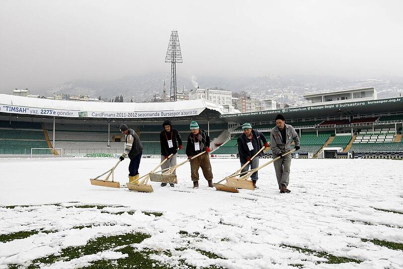 Gleiches Bild in der Türkei: Vor einem  Super League Spiel mussten gleich fünf Helfer an die Schneeschaufel...