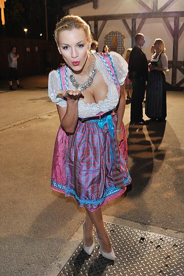 Im pink-türkisem Dirndl erschien sie zum Almauftrieb im Käfer-Zelt.