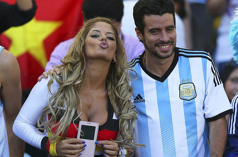Seite an Seite mit einem argentinischen Fan.