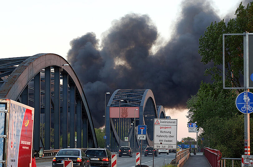 Eine schwarze Rauchwolke zieht über die Elbrücken. Die Autobahn 255 war gesperrt worden. Foto: Bodo Marks