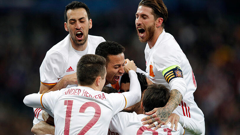 Spieler von Spanien bejubelt das Tor von Deulofeu.