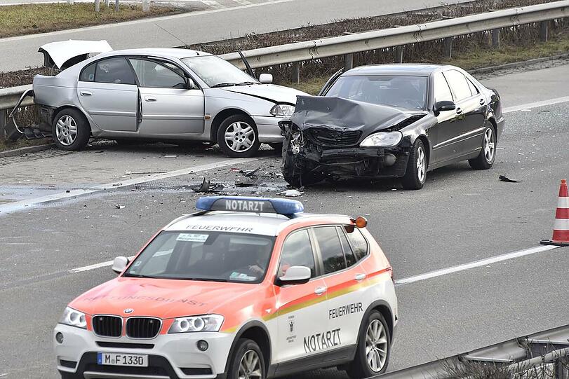 Bei einem Verkehrsunfall auf der A 8 sind vier Personen verletzt worden. Der Unfall ereignete sich stadteinwärts auf Höhe der Anschlussstelle Perlach.