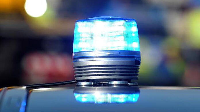 Ein Minderjähriger wird bei seinem Einbruch in einen Supermarkt von der Polizei schnell gefasst. (Symbolbild)