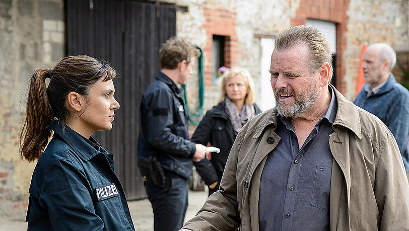 "Friesland: Schmutzige Deals": Süher Özlügül (Sophie Dal, l.) und Kommissar Brockhorst (Felix Vörtler) am Tatort "Friesland: Schmutzige Deals": Süher Özlügül (Sophie Dal, l.) und Kommissar Brockhorst (Felix Vörtler) am Tatort