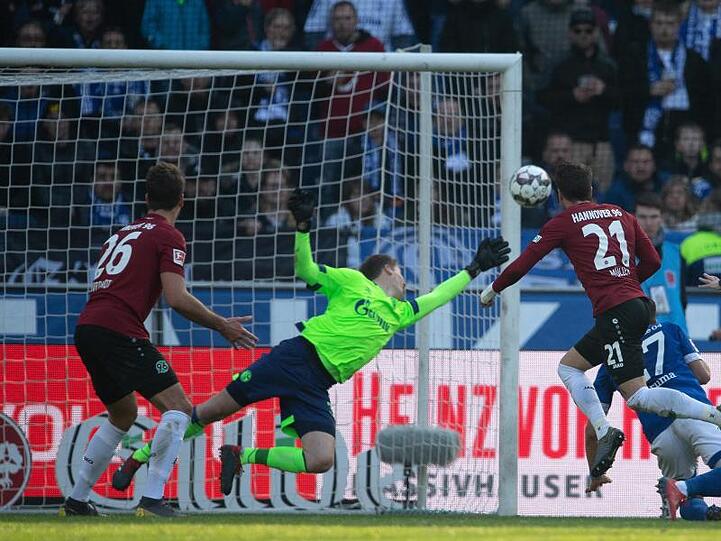 Schalkes Torwart Alexander Nübel hielt seinen Kasten gegen Hannover 96 sauber.