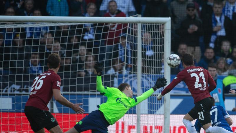 Schalkes Torwart Alexander Nübel hielt seinen Kasten gegen Hannover 96 sauber. Schalkes Torwart Alexander Nübel hielt seinen Kasten gegen Hannover 96 sauber.