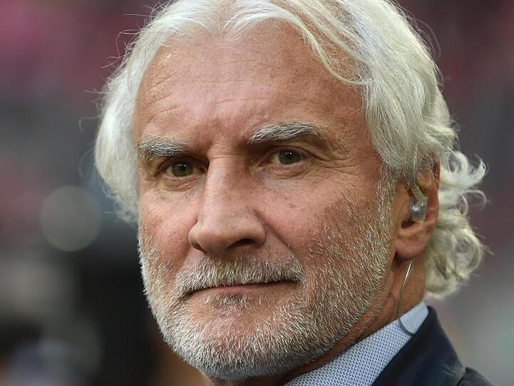 Rudi Völler, Geschäftsführer Sport bei Bayer 04 Leverkusen, steht am Spielfeldrand. Foto: Lino Mirgeler/Archiv