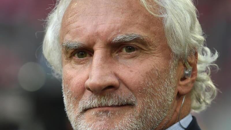 Rudi Völler, Geschäftsführer Sport bei Bayer 04 Leverkusen, steht am Spielfeldrand. Foto: Lino Mirgeler/Archiv Rudi Völler, Geschäftsführer Sport bei Bayer 04 Leverkusen, steht am Spielfeldrand. Foto: Lino Mirgeler/Archiv