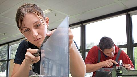 Wer eine Ausbildung in der bayerischen Metall- und Elektroindustrie absolviert hat, hat gute Chancen auf eine Übernahme.