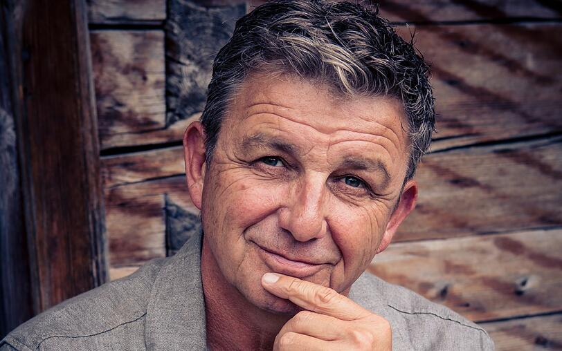 Seit Juli 2022 moderiert Schauspieler Hans Sigl gemeinsam mit Barbara Schöneberger die "Starnacht am Wörthersee". Seit Juli 2022 moderiert Schauspieler Hans Sigl gemeinsam mit Barbara Schöneberger die "Starnacht am Wörthersee".