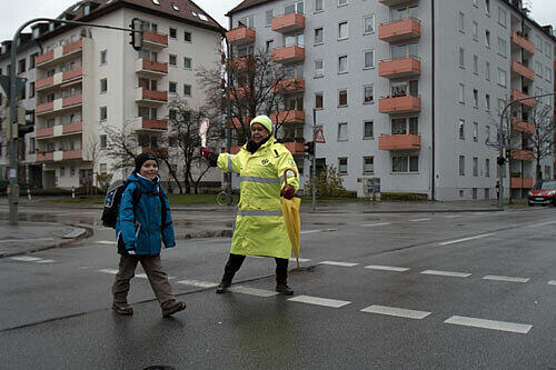 Irene Gatterbauer im Einsatz: Sie hilft dem siebenjährigen Daniel über die Straße.
