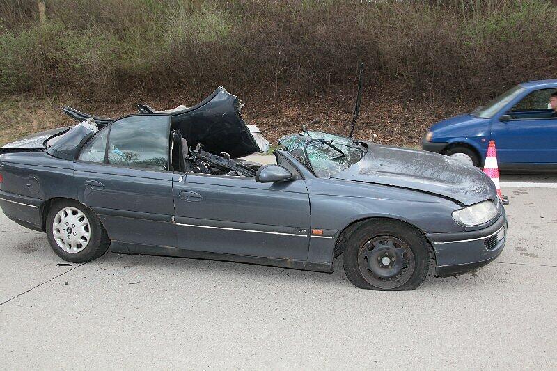 Ein 70 Jahre alter Autofahrer ist am Donnerstag bei einem Unfall auf der Autobahn 94 nahe Poing in Oberbayern ums Leben gekommen. Der Mann übersah das Ende eines Staus.
