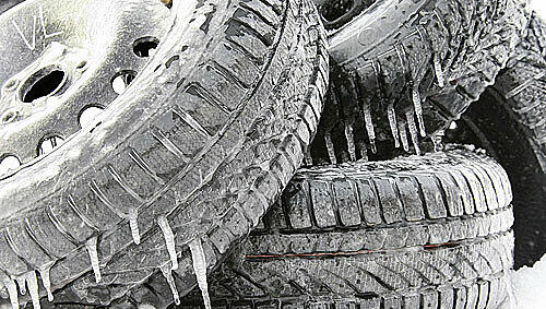 Autoreifen geklaut. Ein Opfer hat seine eigenen Räder wiedererkannt und so eine Diebstahlserie aufgeklärt. Autoreifen geklaut. Ein Opfer hat seine eigenen Räder wiedererkannt und so eine Diebstahlserie aufgeklärt.