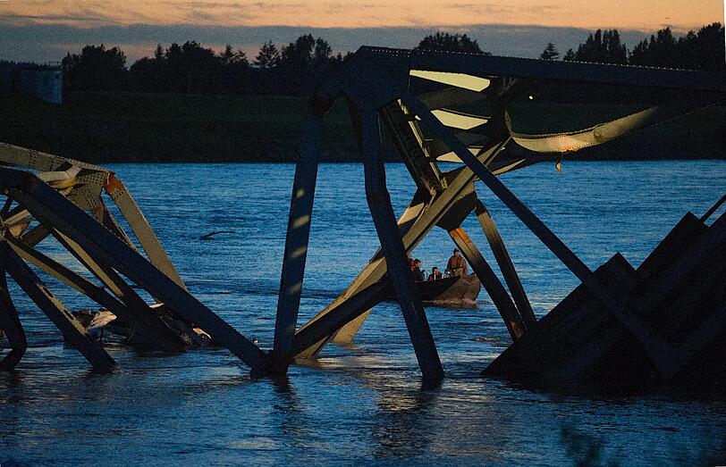 Drei Menschen seien aus dem Skagit River gerettet worden, berichten Augenzeugen