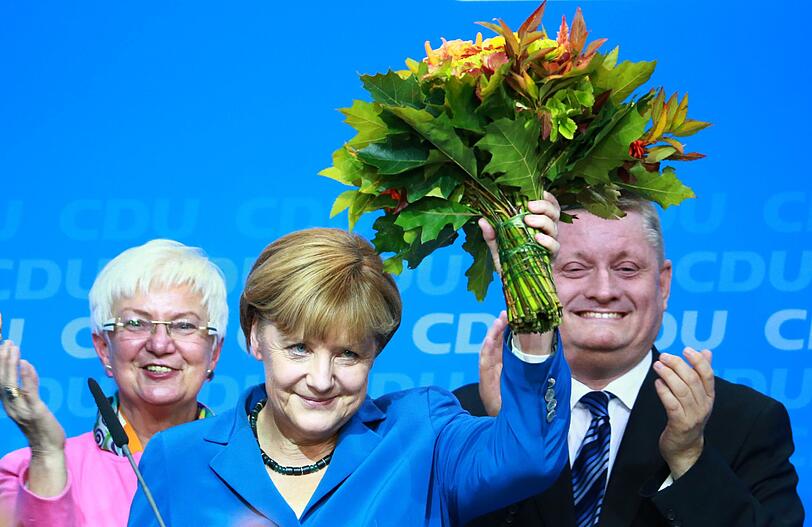 Angela Merkel feiert im Adenauer-Haus mit CSU-Landesgruppenchefin Gerda Hasselfeldt und CDU-Generalsekretär Hermann Gröhe &ndash; am Hals trägt sie eine schwarz-grüne Kette. Werben um einen neuen Koalitionspartner?
