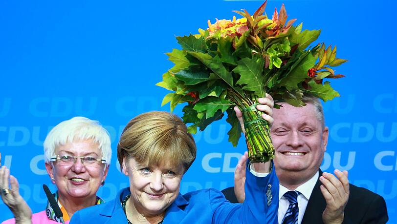 Angela Merkel feiert im Adenauer-Haus mit CSU-Landesgruppenchefin Gerda Hasselfeldt und CDU-Generalsekretär Hermann Gröhe – am Hals trägt sie eine schwarz-grüne Kette. Werben um einen neuen Koalitionspartner? Angela Merkel feiert im Adenauer-Haus mit CSU-Landesgruppenchefin Gerda Hasselfeldt und CDU-Generalsekretär Hermann Gröhe – am Hals trägt sie eine schwarz-grüne Kette. Werben um einen neuen Koalitionspartner?