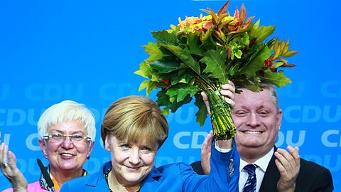 Angela Merkel feiert im Adenauer-Haus mit CSU-Landesgruppenchefin Gerda Hasselfeldt und CDU-Generalsekretär Hermann Gröhe &ndash; am Hals trägt sie eine schwarz-grüne Kette. Werben um einen neuen Koalitionspartner?