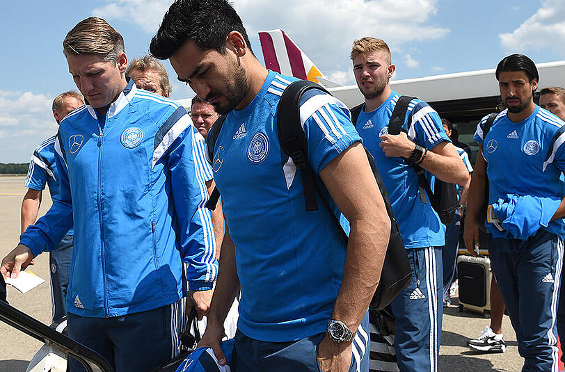 On the fly: Die Nationalspieler Bastian Schweinsteiger, Ilkay Gündogan, Christoph Kramer und Sami Khedira auf dem Weg zum EM-Qualifikationsspiel im portugiesischen Faro gegen Gibraltar.
