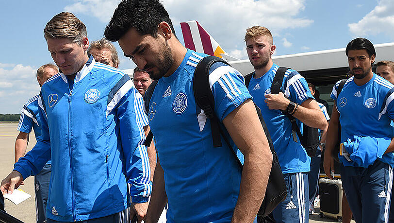 On the fly: Die Nationalspieler Bastian Schweinsteiger, Ilkay Gündogan, Christoph Kramer und Sami Khedira auf dem Weg zum EM-Qualifikationsspiel im portugiesischen Faro gegen Gibraltar. On the fly: Die Nationalspieler Bastian Schweinsteiger, Ilkay Gündogan, Christoph Kramer und Sami Khedira auf dem Weg zum EM-Qualifikationsspiel im portugiesischen Faro gegen Gibraltar.