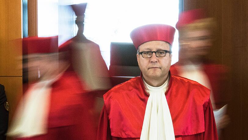 Laut dem Urteil des Bundesverfassungsgerichts zum Rettungseinsatz der Bundeswehr in Libyen wurden die Rechte des Bundestages bei Auslandseinsätzen deutscher Streitkräfte gestärkt. Laut dem Urteil des Bundesverfassungsgerichts zum Rettungseinsatz der Bundeswehr in Libyen wurden die Rechte des Bundestages bei Auslandseinsätzen deutscher Streitkräfte gestärkt.