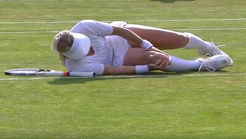 Bethanie Mattek-Sands rutschte zu Beginn des dritten Satzes aus und schrie bei der Behandlung minutenlang vor Schmerzen.