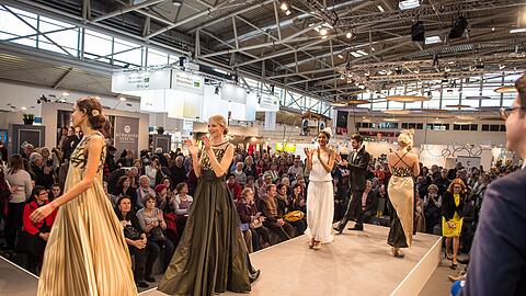 Showtime: Auf der Bühne in Halle B1 finden jeden Tag Modenschauen von Maßschneidern und Kürschnern statt.