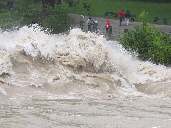 Die reißende Isar am Montagmittag vor genau einem halben Jahr. Die Bilder.